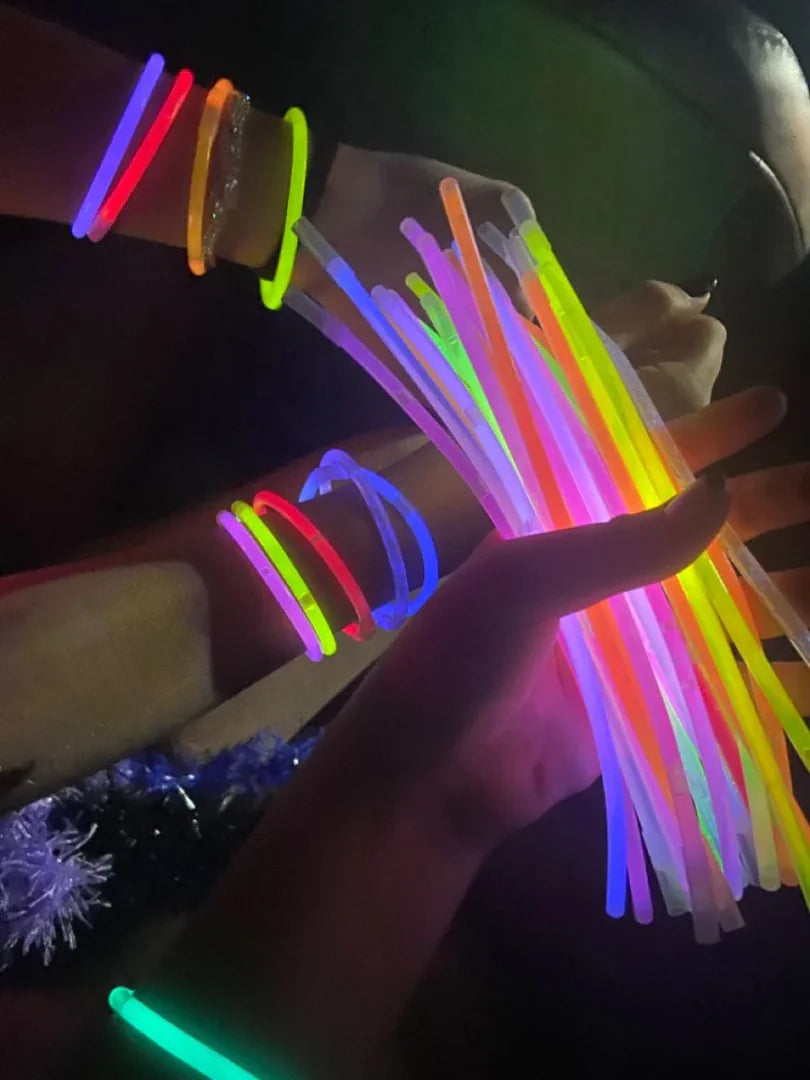 أنابيب الاحتفالات المضيئة (glow sticks)